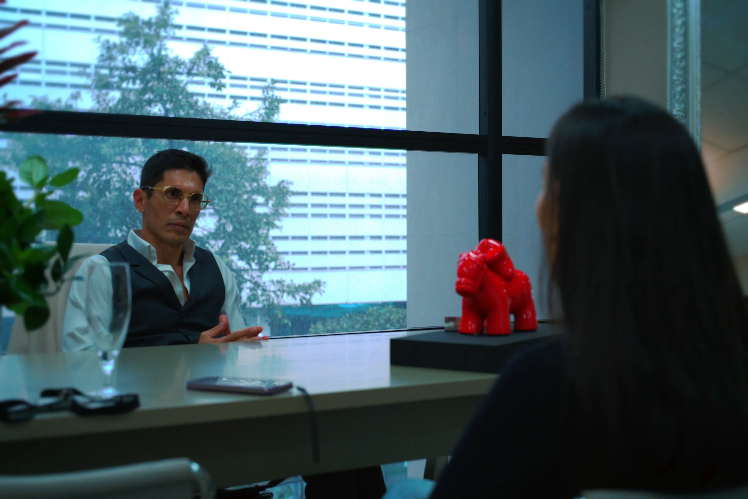 Dr. José Becerra en consulta de diagnóstico y valoración personalizada