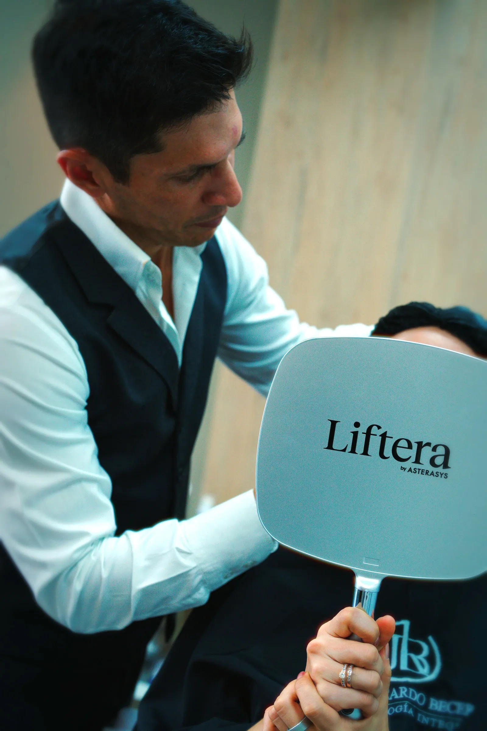 Dr. José Becerra con tecnología Liftera durante una evaluación frente al espejo